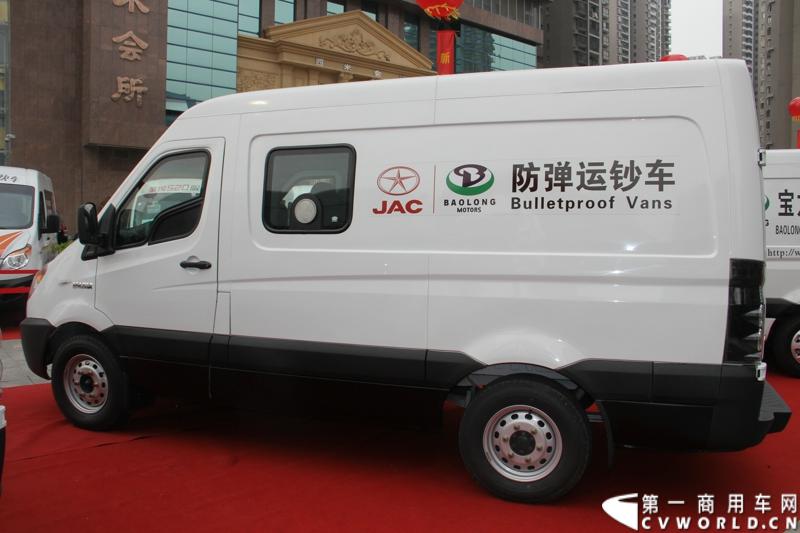 5月20日上午10点，“星锐520.承诺传递信心”——星锐520服务快车交车仪式暨全新防弹运钞车发布会将在合肥正式拉开帷幕。活动现场，江淮星锐与广州宝龙合作开发的全新运钞车将正式发布，与此同时，首批“星锐520”服务快车也将在现场正式发车。图为现场展出的江淮星锐与广州宝龙合作开发的防弹运钞车