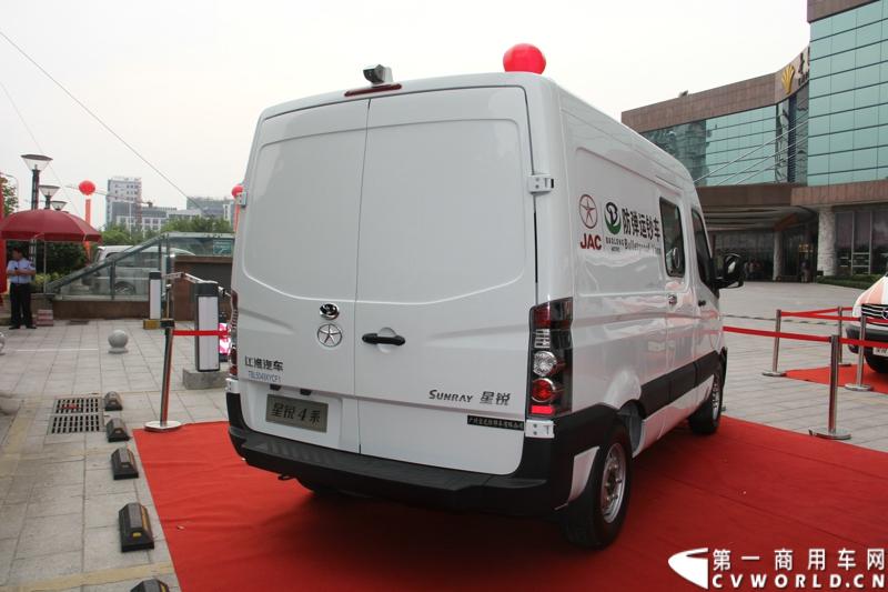 5月20日上午10点，“星锐520.承诺传递信心”——星锐520服务快车交车仪式暨全新防弹运钞车发布会将在合肥正式拉开帷幕。活动现场，江淮星锐与广州宝龙合作开发的全新运钞车将正式发布，与此同时，首批“星锐520”服务快车也将在现场正式发车。图为现场展出的江淮星锐与广州宝龙合作开发的防弹运钞车