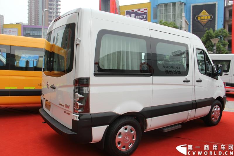 5月20日上午10点，“星锐520.承诺传递信心”——星锐520服务快车交车仪式暨全新防弹运钞车发布会将在合肥正式拉开帷幕。活动现场，江淮星锐与广州宝龙合作开发的全新运钞车将正式发布，与此同时，首批“星锐520”服务快车也将在现场正式发车。图为现场展出的江淮星锐与广州宝龙合作开发的防弹运钞车