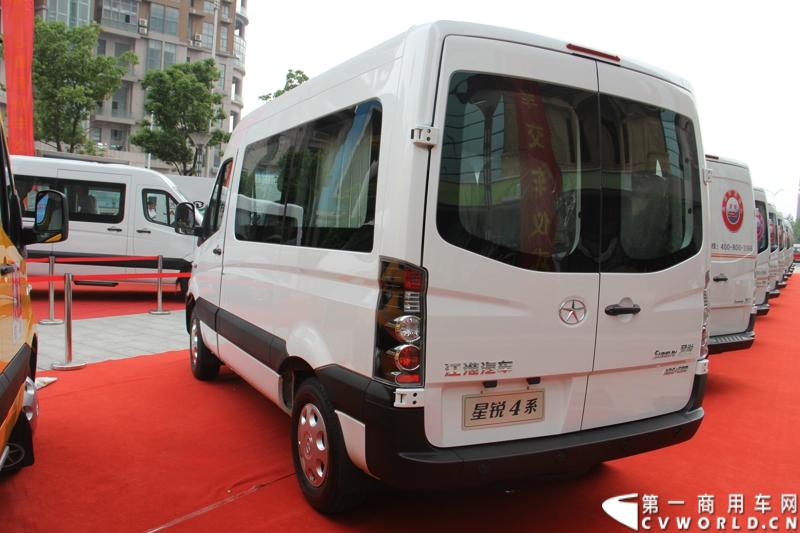 5月20日上午10点，“星锐520.承诺传递信心”——星锐520服务快车交车仪式暨全新防弹运钞车发布会将在合肥正式拉开帷幕。活动现场，江淮星锐与广州宝龙合作开发的全新运钞车将正式发布，与此同时，首批“星锐520”服务快车也将在现场正式发车。图为现场展出的江淮星锐与广州宝龙合作开发的防弹运钞车