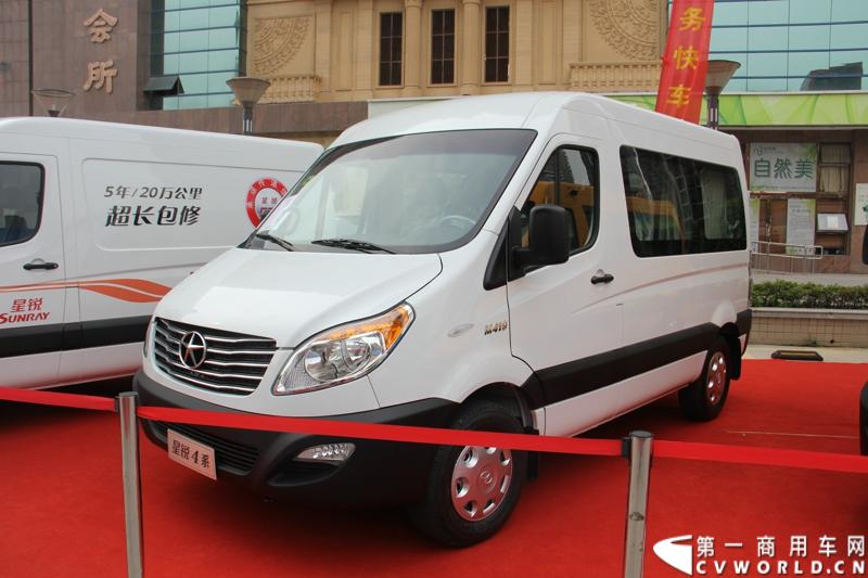 5月20日上午10点，“星锐520.承诺传递信心”——星锐520服务快车交车仪式暨全新防弹运钞车发布会将在合肥正式拉开帷幕。活动现场，江淮星锐与广州宝龙合作开发的全新运钞车将正式发布，与此同时，首批“星锐520”服务快车也将在现场正式发车。图为现场展出的江淮星锐4系标准型。