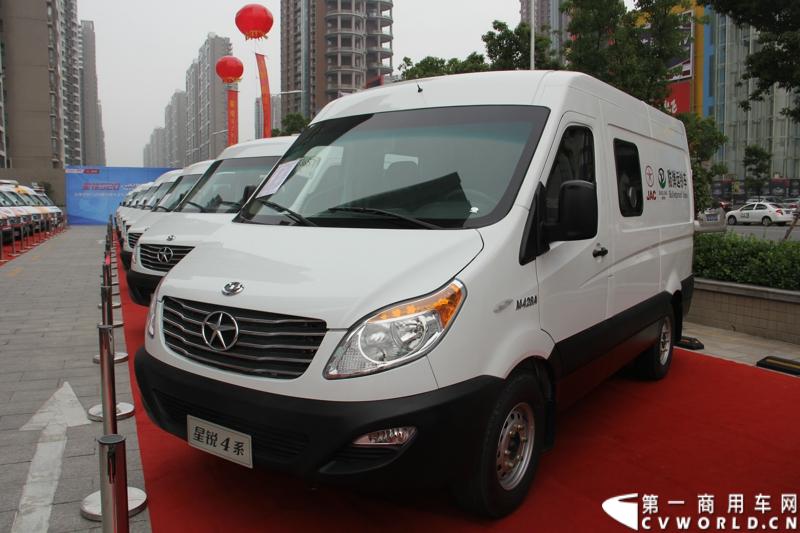 5月20日上午10点，“星锐520.承诺传递信心”——星锐520服务快车交车仪式暨全新防弹运钞车发布会将在合肥正式拉开帷幕。活动现场，江淮星锐与广州宝龙合作开发的全新运钞车将正式发布，与此同时，首批“星锐520”服务快车也将在现场正式发车。图为现场展出的江淮星锐4系全新防弹运钞车。