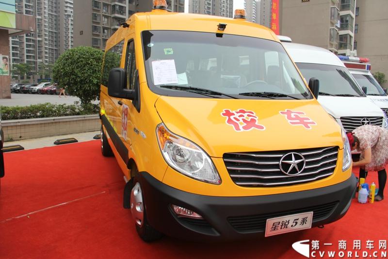 5月20日上午10点，“星锐520.承诺传递信心”——星锐520服务快车交车仪式暨全新防弹运钞车发布会将在合肥正式拉开帷幕。活动现场，江淮星锐与广州宝龙合作开发的全新运钞车将正式发布，与此同时，首批“星锐520”服务快车也将在现场正式发车。图为现场展出的江淮星锐5系校车。
