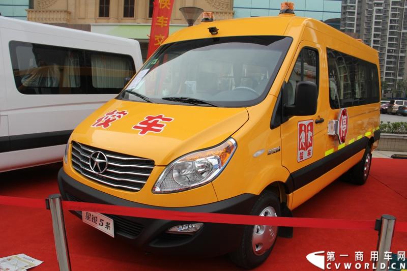 5月20日上午10点，“星锐520.承诺传递信心”——星锐520服务快车交车仪式暨全新防弹运钞车发布会将在合肥正式拉开帷幕。活动现场，江淮星锐与广州宝龙合作开发的全新运钞车将正式发布，与此同时，首批“星锐520”服务快车也将在现场正式发车。图为现场展出的江淮星锐5系校车。