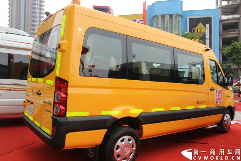 5月20日上午10点，“星锐520.承诺传递信心”——星锐520服务快车交车仪式暨全新防弹运钞车发布会将在合肥正式拉开帷幕。活动现场，江淮星锐与广州宝龙合作开发的全新运钞车将正式发布，与此同时，首批“星锐520”服务快车也将在现场正式发车。图为现场展出的江淮星锐5系校车。