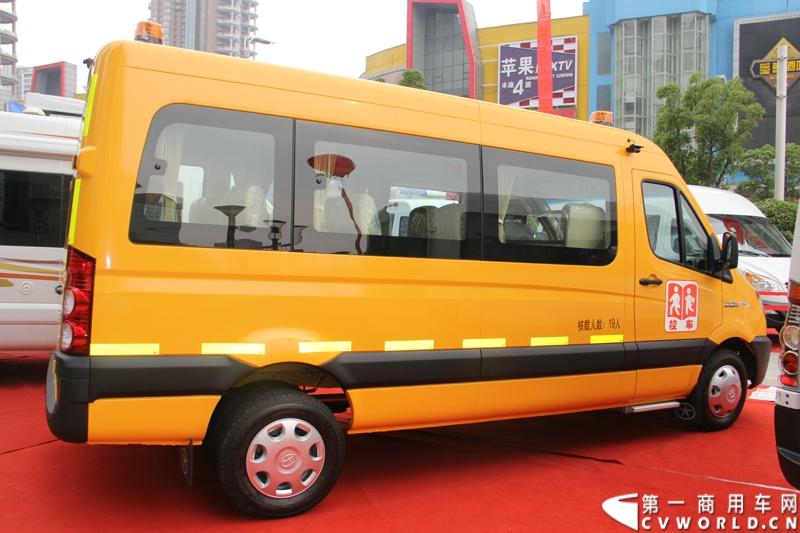 5月20日上午10点，“星锐520.承诺传递信心”——星锐520服务快车交车仪式暨全新防弹运钞车发布会将在合肥正式拉开帷幕。活动现场，江淮星锐与广州宝龙合作开发的全新运钞车将正式发布，与此同时，首批“星锐520”服务快车也将在现场正式发车。图为现场展出的江淮星锐5系校车。