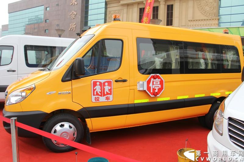 5月20日上午10点，“星锐520.承诺传递信心”——星锐520服务快车交车仪式暨全新防弹运钞车发布会将在合肥正式拉开帷幕。活动现场，江淮星锐与广州宝龙合作开发的全新运钞车将正式发布，与此同时，首批“星锐520”服务快车也将在现场正式发车。图为现场展出的江淮星锐5系校车。