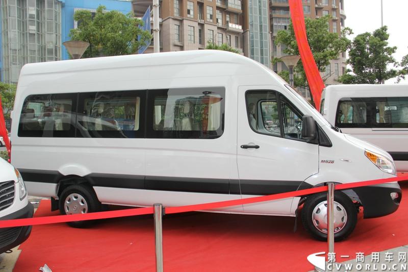 5月20日上午10点，“星锐520.承诺传递信心”——星锐520服务快车交车仪式暨全新防弹运钞车发布会将在合肥正式拉开帷幕。活动现场，江淮星锐与广州宝龙合作开发的全新运钞车将正式发布，与此同时，首批“星锐520”服务快车也将在现场正式发车。图为现场展出的江淮星锐6系标准客车 。