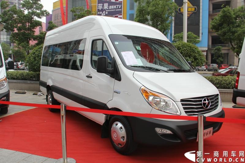 5月20日上午10点，“星锐520.承诺传递信心”——星锐520服务快车交车仪式暨全新防弹运钞车发布会将在合肥正式拉开帷幕。活动现场，江淮星锐与广州宝龙合作开发的全新运钞车将正式发布，与此同时，首批“星锐520”服务快车也将在现场正式发车。图为现场展出的江淮星锐6系标准客车 。