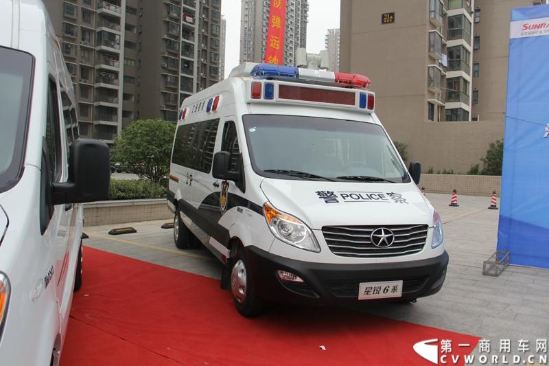 5月20日上午10点，“星锐520.承诺传递信心”——星锐520服务快车交车仪式暨全新防弹运钞车发布会将在合肥正式拉开帷幕。活动现场，江淮星锐与广州宝龙合作开发的全新运钞车将正式发布，与此同时，首批“星锐520”服务快车也将在现场正式发车。图为现场展出的江淮星锐6系警车 。