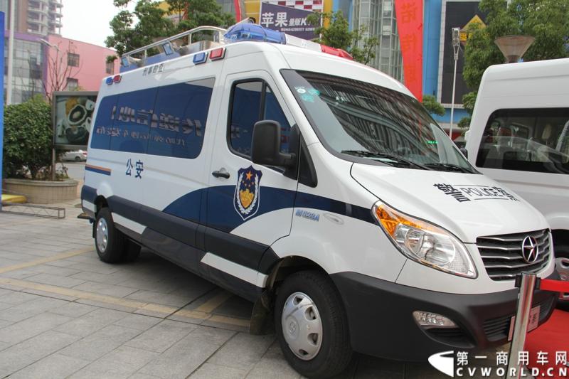 5月20日上午10点，“星锐520.承诺传递信心”——星锐520服务快车交车仪式暨全新防弹运钞车发布会将在合肥正式拉开帷幕。活动现场，江淮星锐与广州宝龙合作开发的全新运钞车将正式发布，与此同时，首批“星锐520”服务快车也将在现场正式发车。图为现场展出的江淮星锐6系警车 。