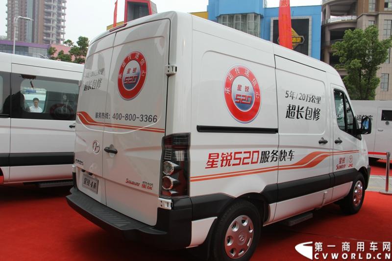 5月20日上午10点，“星锐520.承诺传递信心”——星锐520服务快车交车仪式暨全新防弹运钞车发布会将在合肥正式拉开帷幕。活动现场，江淮星锐与广州宝龙合作开发的全新运钞车将正式发布，与此同时，首批“星锐520”服务快车也将在现场正式发车。图为现场展出的江淮星锐520服务快车。