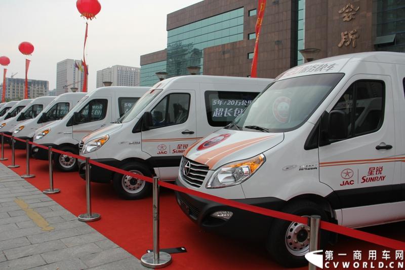 5月20日上午10点，“星锐520.承诺传递信心”——星锐520服务快车交车仪式暨全新防弹运钞车发布会将在合肥正式拉开帷幕。活动现场，江淮星锐与广州宝龙合作开发的全新运钞车将正式发布，与此同时，首批“星锐520”服务快车也将在现场正式发车。图为现场展出的江淮星锐520服务快车。