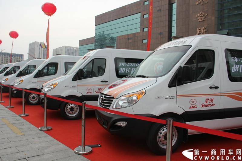 5月20日上午10点，“星锐520.承诺传递信心”——星锐520服务快车交车仪式暨全新防弹运钞车发布会将在合肥正式拉开帷幕。活动现场，江淮星锐与广州宝龙合作开发的全新运钞车将正式发布，与此同时，首批“星锐520”服务快车也将在现场正式发车。图为现场展出的江淮星锐520服务快车。