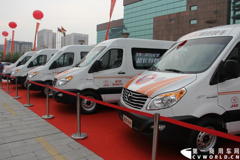 5月20日上午10点，“星锐520.承诺传递信心”——星锐520服务快车交车仪式暨全新防弹运钞车发布会将在合肥正式拉开帷幕。活动现场，江淮星锐与广州宝龙合作开发的全新运钞车将正式发布，与此同时，首批“星锐520”服务快车也将在现场正式发车。图为现场展出的江淮星锐520服务快车。