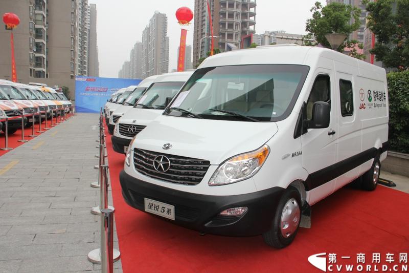 5月20日上午10点，“星锐520.承诺传递信心”——星锐520服务快车交车仪式暨全新防弹运钞车发布会将在合肥正式拉开帷幕。活动现场，江淮星锐与广州宝龙合作开发的全新运钞车将正式发布，与此同时，首批“星锐520”服务快车也将在现场正式发车。图为现场展出的江淮星锐与广州宝龙合作开发的防弹运钞车