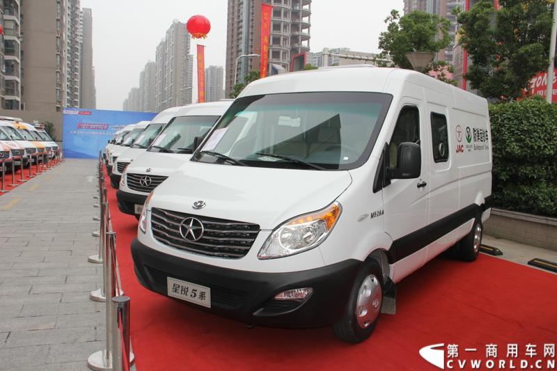 5月20日上午10点，“星锐520.承诺传递信心”——星锐520服务快车交车仪式暨全新防弹运钞车发布会将在合肥正式拉开帷幕。活动现场，江淮星锐与广州宝龙合作开发的全新运钞车将正式发布，与此同时，首批“星锐520”服务快车也将在现场正式发车。图为现场展出的江淮星锐与广州宝龙合作开发的防弹运钞车