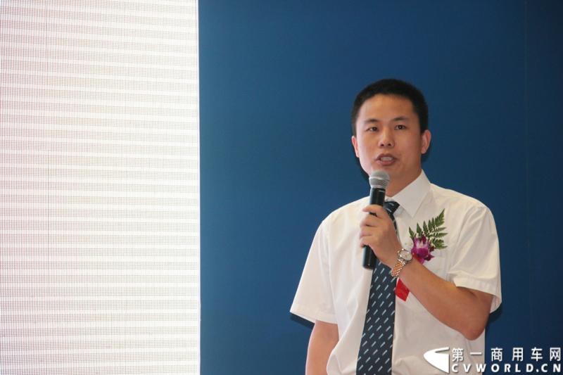 5月22日，2013年北京国际道路运输展会首日，海格G-BOS智慧运营系统Ⅱ代在北京国家会议中心正式上市。图为海格客车G-BOS技术工程师徐毛五介绍新一代的G-BOS特性.