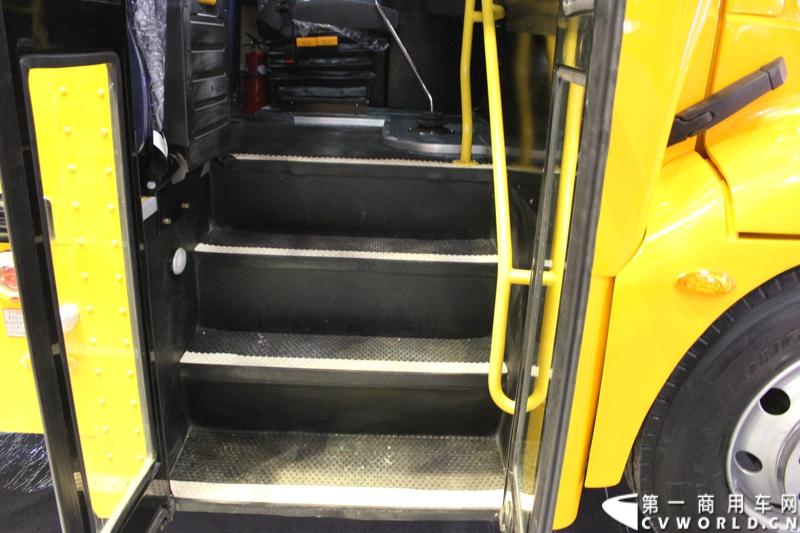 2013年5月22日-24日，2013北京国际道路运输、城市公交车辆及零部件展览会，在北京国家会议中心举行。安凯客车在本次展会上重点推出了三款极具代表意义和竞争力的新品，并在展会现场隆重发布了安凯新款豪华燃气公路客车HFF6121K40C2。图为安凯校车车门。