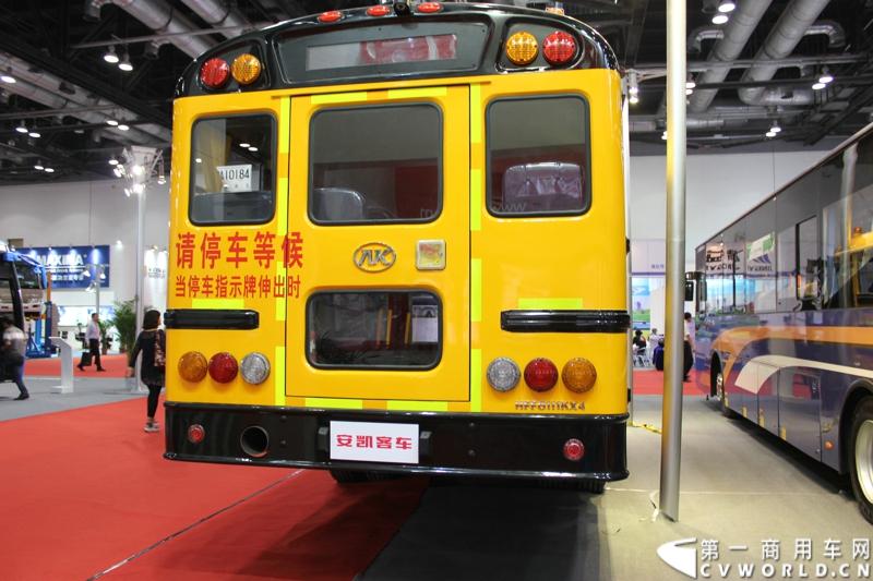 2013年5月22日-24日，2013北京国际道路运输、城市公交车辆及零部件展览会，在北京国家会议中心举行。安凯客车在本次展会上重点推出了三款极具代表意义和竞争力的新品，并在展会现场隆重发布了安凯新款豪华燃气公路客车HFF6121K40C2。图为安凯真正的美式长鼻子校车 。