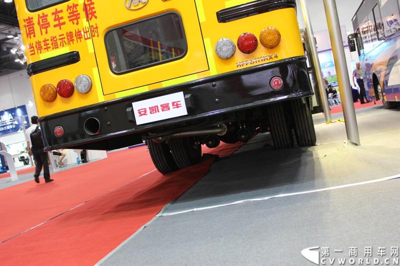 2013年5月22日-24日，2013北京国际道路运输、城市公交车辆及零部件展览会，在北京国家会议中心举行。安凯客车在本次展会上重点推出了三款极具代表意义和竞争力的新品，并在展会现场隆重发布了安凯新款豪华燃气公路客车HFF6121K40C2。图为安凯真正的美式长鼻子校车 。