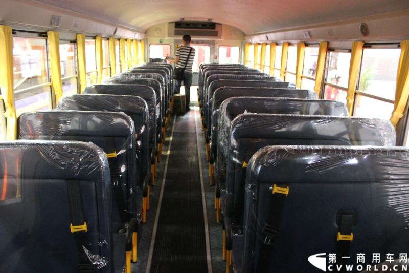 2013年5月22日-24日，2013北京国际道路运输、城市公交车辆及零部件展览会，在北京国家会议中心举行。安凯客车在本次展会上重点推出了三款极具代表意义和竞争力的新品，并在展会现场隆重发布了安凯新款豪华燃气公路客车HFF6121K40C2。图为安凯客车车厢内部。