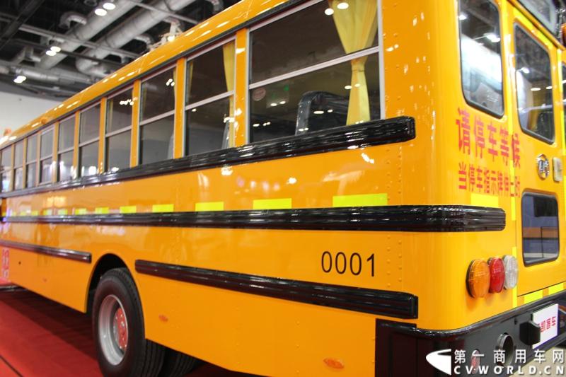 2013年5月22日-24日，2013北京国际道路运输、城市公交车辆及零部件展览会，在北京国家会议中心举行。安凯客车在本次展会上重点推出了三款极具代表意义和竞争力的新品，并在展会现场隆重发布了安凯新款豪华燃气公路客车HFF6121K40C2。图为安凯真正的美式长鼻子校车 。