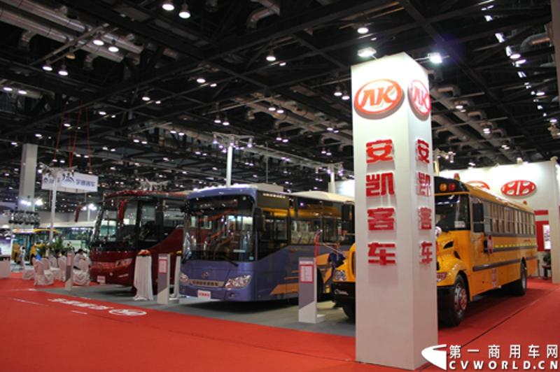 2013年5月22日-24日，2013北京国际道路运输、城市公交车辆及零部件展览会，在北京国家会议中心举行。安凯客车在本次展会上重点推出了三款极具代表意义和竞争力的新品，并在展会现场隆重发布了安凯新款豪华燃气公路客车HFF6121K40C2。图为安凯客车展台。