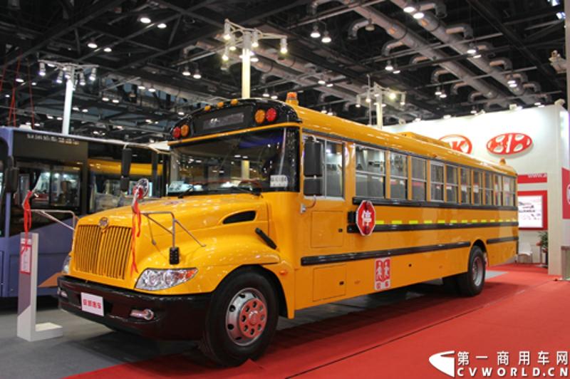 2013年5月22日-24日，2013北京国际道路运输、城市公交车辆及零部件展览会，在北京国家会议中心举行。安凯客车在本次展会上重点推出了三款极具代表意义和竞争力的新品，并在展会现场隆重发布了安凯新款豪华燃气公路客车HFF6121K40C2。图为现场展出的安凯美式长鼻子校车.