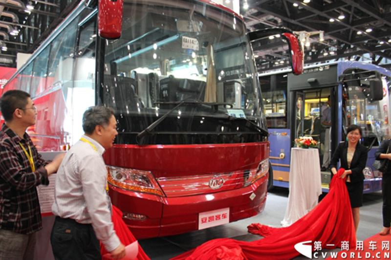 2013年5月22日-24日，2013北京国际道路运输、城市公交车辆及零部件展览会，在北京国家会议中心举行。安凯客车在本次展会上重点推出了三款极具代表意义和竞争力的新品，并在展会现场隆重发布了安凯新款豪华燃气公路客车HFF6121K40C2。图为安凯全新燃气公路客车揭幕.