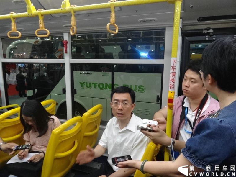 5月22日，以“安全、节能、环保”为主题的第三届“北京国际道路运输、城市公交车辆及零部件展览会”，在北京国家会议中心开幕。宇通客车携5款精品车型重磅出击本次车展，并带来了最新的ZK6118H型10米一层半客车。图为宇通客车副总经理王文兵接受媒体采访.