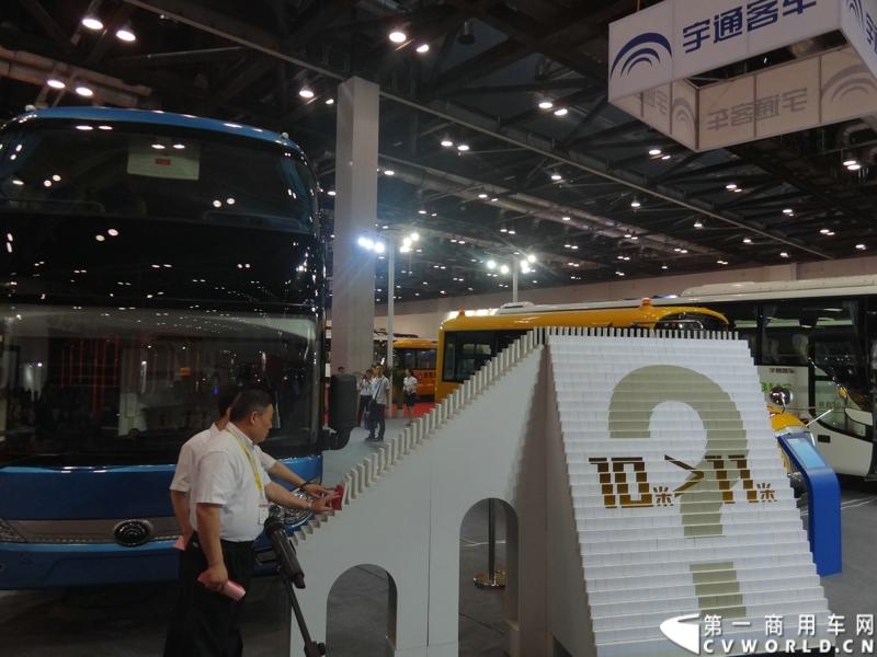 5月22日，以“安全、节能、环保”为主题的第三届“北京国际道路运输、城市公交车辆及零部件展览会”，在北京国家会议中心开幕。宇通客车携5款精品车型重磅出击本次车展，并带来了最新的ZK6118H型10米一层半客车。图为