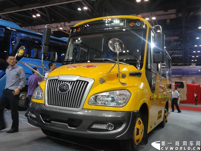 5月22日，以“安全、节能、环保”为主题的第三届“北京国际道路运输、城市公交车辆及零部件展览会”，在北京国家会议中心开幕。宇通客车携5款精品车型重磅出击本次车展，并带来了最新的ZK6118H型10米一层半客车。图为宇通ZK6559DX校车。