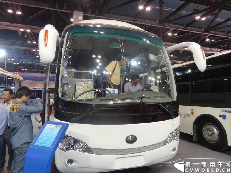 5月22日，以“安全、节能、环保”为主题的第三届“北京国际道路运输、城市公交车辆及零部件展览会”，在北京国家会议中心开幕。宇通客车携5款精品车型重磅出击本次车展，并带来了最新的ZK6118H型10米一层半客车。图为宇通ZK6908HN2YNG类客车。