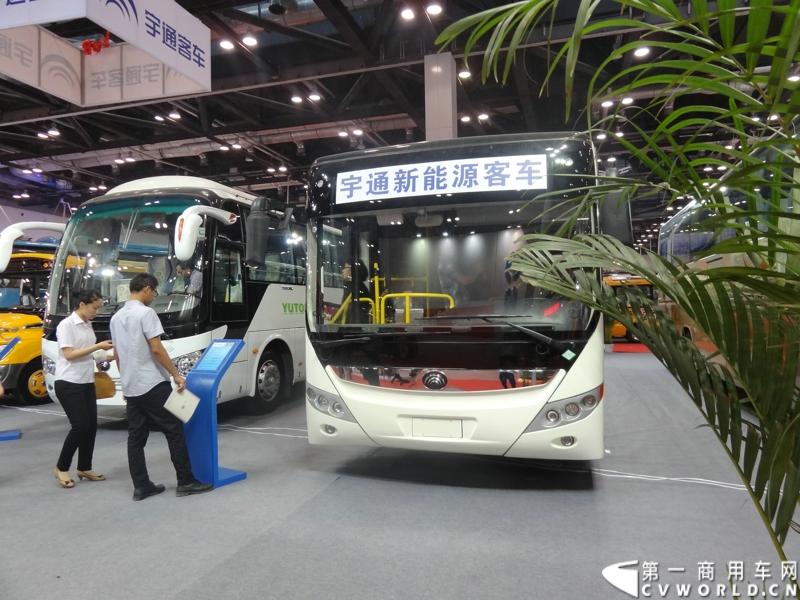 5月22日，以“安全、节能、环保”为主题的第三届“北京国际道路运输、城市公交车辆及零部件展览会”，在北京国家会议中心开幕。宇通客车携5款精品车型重磅出击本次车展，并带来了最新的ZK6118H型10米一层半客车。图为宇通ZK6120CHEVG1混合动力公交车。