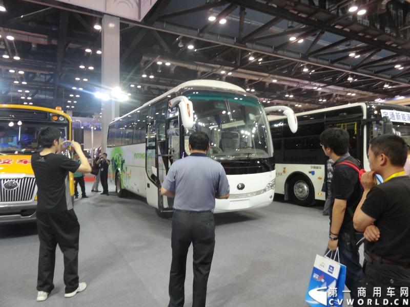 5月22日，以“安全、节能、环保”为主题的第三届“北京国际道路运输、城市公交车辆及零部件展览会”，在北京国家会议中心开幕。宇通客车携5款精品车型重磅出击本次车展，并带来了最新的ZK6118H型10米一层半客车。图为宇通展台。