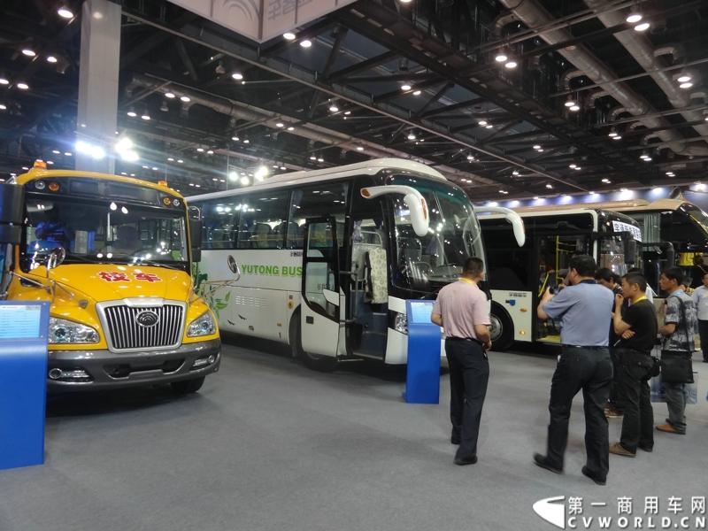 5月22日，以“安全、节能、环保”为主题的第三届“北京国际道路运输、城市公交车辆及零部件展览会”，在北京国家会议中心开幕。宇通客车携5款精品车型重磅出击本次车展，并带来了最新的ZK6118H型10米一层半客车。图为宇通展台。