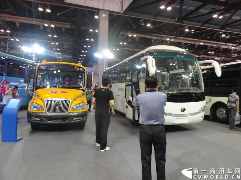 5月22日，以“安全、节能、环保”为主题的第三届“北京国际道路运输、城市公交车辆及零部件展览会”，在北京国家会议中心开幕。宇通客车携5款精品车型重磅出击本次车展，并带来了最新的ZK6118H型10米一层半客车。图为宇通展台。