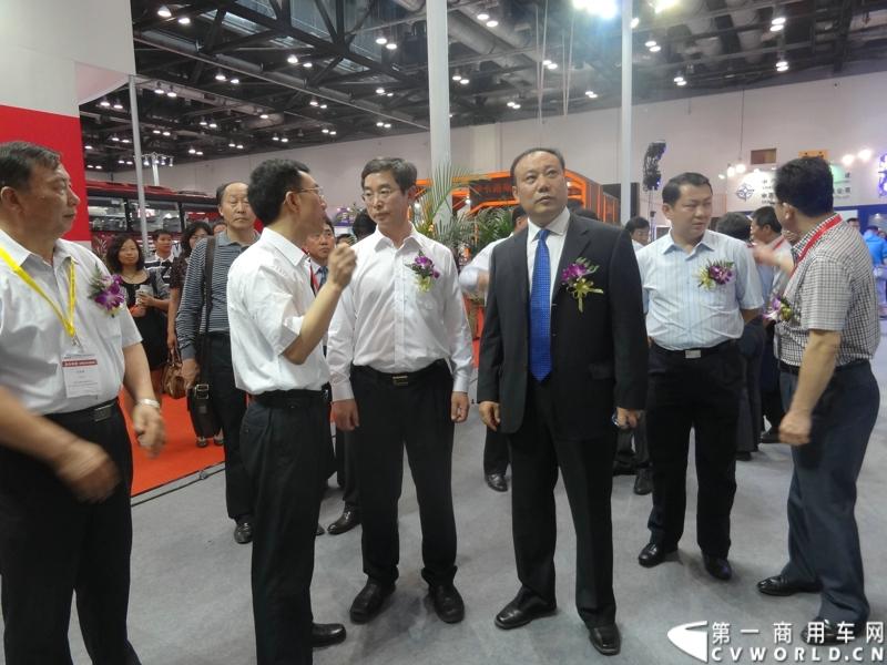 5月22日，以“安全、节能、环保”为主题的第三届“北京国际道路运输、城市公交车辆及零部件展览会”，在北京国家会议中心开幕。宇通客车携5款精品车型重磅出击本次车展，并带来了最新的ZK6118H型10米一层半客车。图为交通部总规划师戴东昌(前排左三)等领导视察宇通展台.