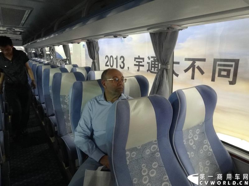 5月22日，以“安全、节能、环保”为主题的第三届“北京国际道路运输、城市公交车辆及零部件展览会”，在北京国家会议中心开幕。宇通客车携5款精品车型重磅出击本次车展，并带来了最新的ZK6118H型10米一层半客车。图为外宾登上宇通ZK6112H公路客车进行体验.