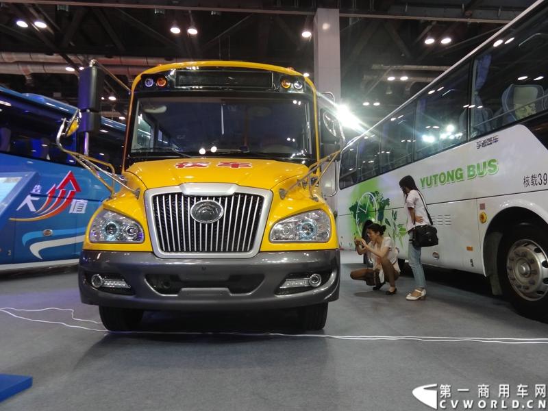 5月22日，以“安全、节能、环保”为主题的第三届“北京国际道路运输、城市公交车辆及零部件展览会”，在北京国家会议中心开幕。宇通客车携5款精品车型重磅出击本次车展，并带来了最新的ZK6118H型10米一层半客车。图为宇通ZK6559DX校车。