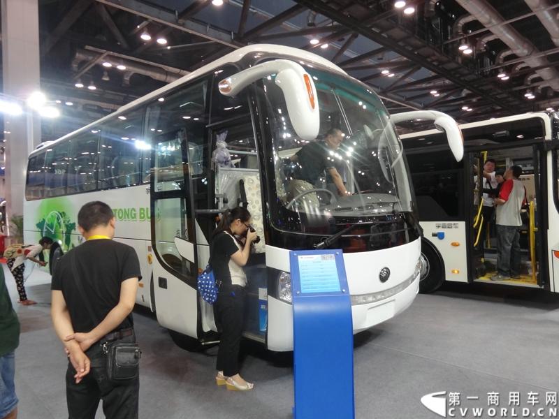 5月22日，以“安全、节能、环保”为主题的第三届“北京国际道路运输、城市公交车辆及零部件展览会”，在北京国家会议中心开幕。宇通客车携5款精品车型重磅出击本次车展，并带来了最新的ZK6118H型10米一层半客车。图为宇通NG客车ZK6908HN2Y亮相2013道路运输车辆展.