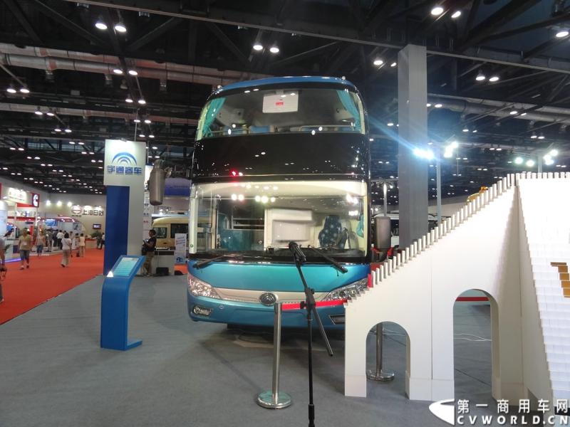 5月22日，以“安全、节能、环保”为主题的第三届“北京国际道路运输、城市公交车辆及零部件展览会”，在北京国家会议中心开幕。宇通客车携5款精品车型重磅出击本次车展，并带来了最新的ZK6118H型10米一层半客车。图为宇通ZK6118H荣耀上市.