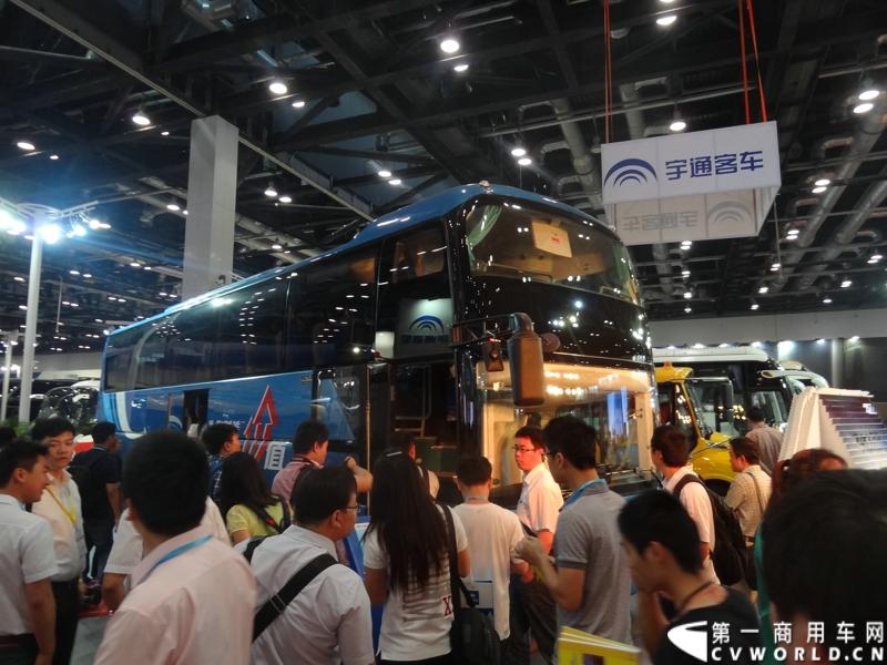 5月22日，以“安全、节能、环保”为主题的第三届“北京国际道路运输、城市公交车辆及零部件展览会”，在北京国家会议中心开幕。宇通客车携5款精品车型重磅出击本次车展，并带来了最新的ZK6118H型10米一层半客车。图为宇通ZK6118H新车成功上市.