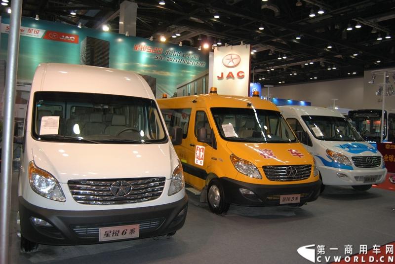 近日，在北京客车展上江淮星锐再次成为镁光灯下备受瞩目的焦点。5系新标准校车再次揽获年度 “最佳校车奖”，凭借其不俗的创新品质和品牌实力，再次获得行业专家的高度认可。