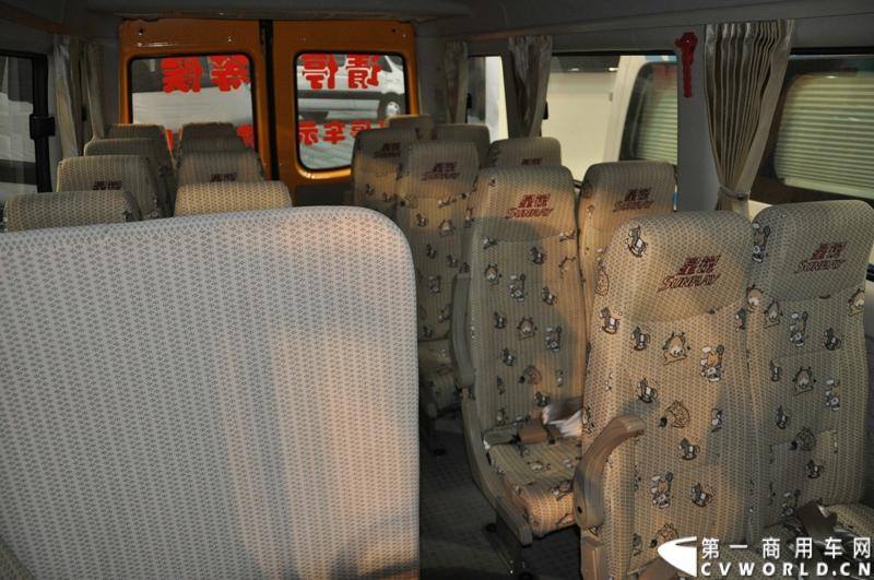 近日，在北京客车展上江淮星锐再次成为镁光灯下备受瞩目的焦点。5系新标准校车再次揽获年度 “最佳校车奖”，凭借其不俗的创新品质和品牌实力，再次获得行业专家的高度认可。图为按照人体工学设计的儿童专用座椅.