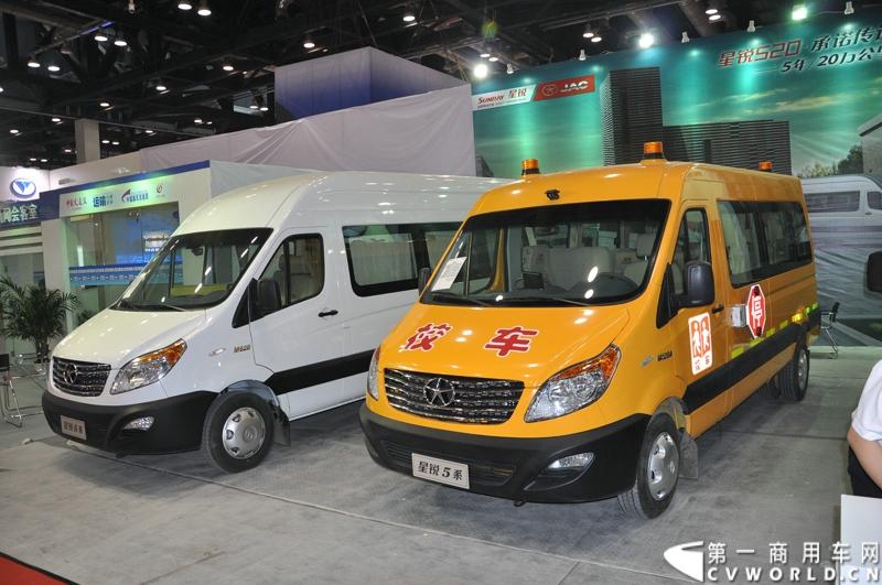 近日，在北京客车展上江淮星锐再次成为镁光灯下备受瞩目的焦点。5系新标准校车再次揽获年度 “最佳校车奖”，凭借其不俗的创新品质和品牌实力，再次获得行业专家的高度认可。