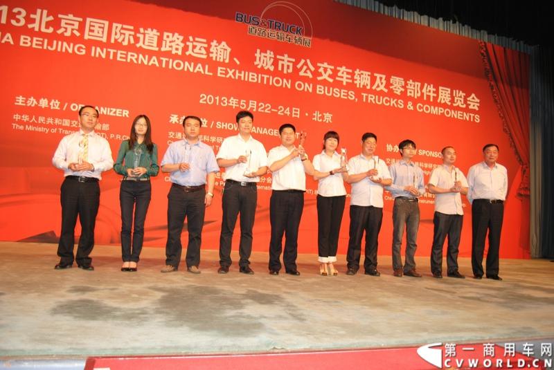 近日，在北京客车展上江淮星锐再次成为镁光灯下备受瞩目的焦点。5系新标准校车再次揽获年度 “最佳校车奖”，凭借其不俗的创新品质和品牌实力，再次获得行业专家的高度认可。