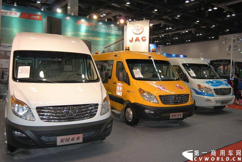 近日，在北京客车展上江淮星锐再次成为镁光灯下备受瞩目的焦点。5系新标准校车再次揽获年度 “最佳校车奖”，凭借其不俗的创新品质和品牌实力，再次获得行业专家的高度认可。