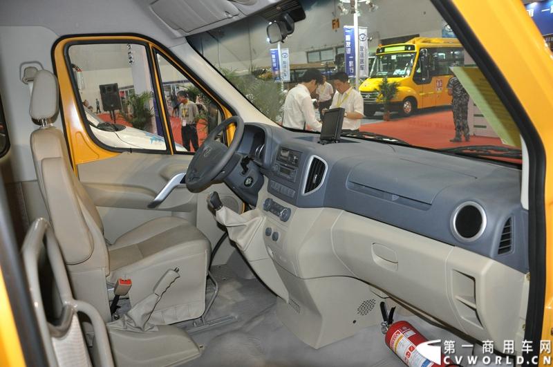 近日，在北京客车展上江淮星锐再次成为镁光灯下备受瞩目的焦点。5系新标准校车再次揽获年度 “最佳校车奖”，凭借其不俗的创新品质和品牌实力，再次获得行业专家的高度认可。图为轿车化的操控台.